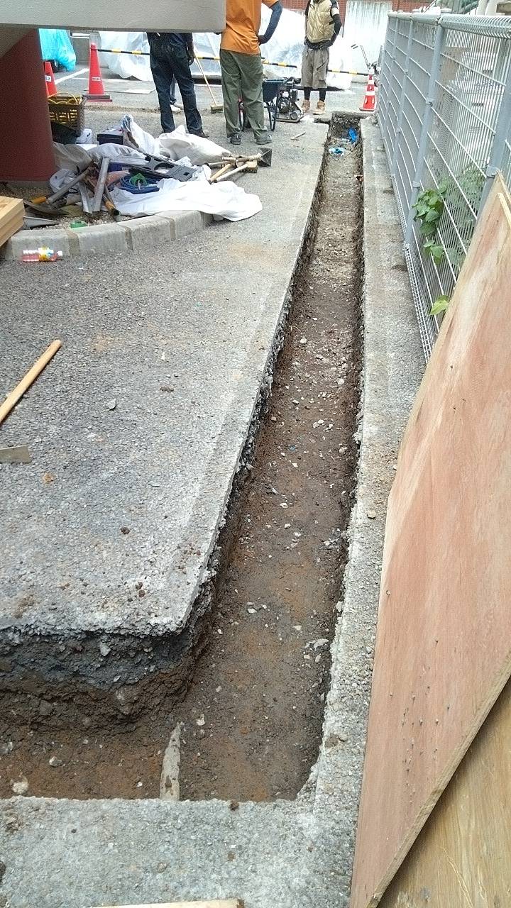 建物側面沿いの溝掘削全景