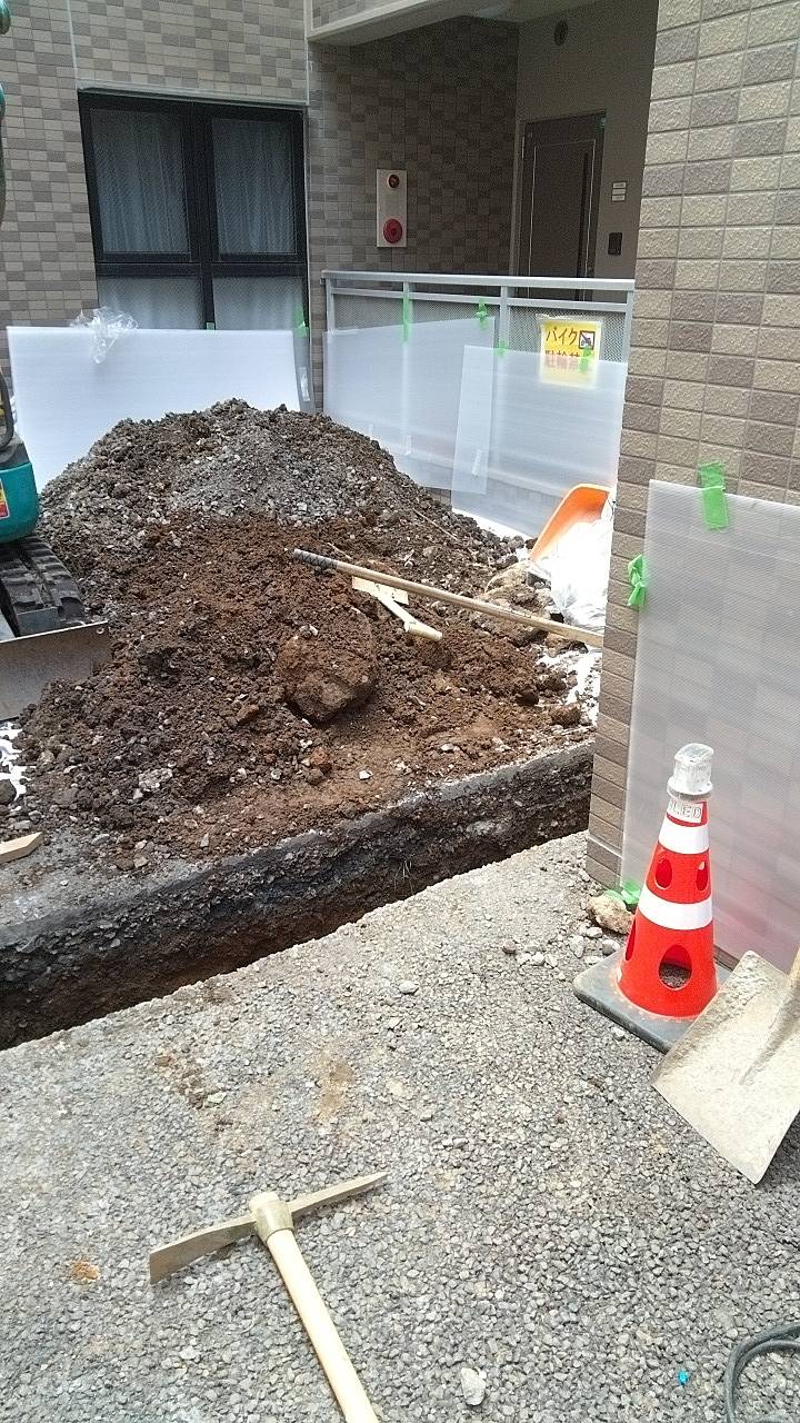掘削中の土砂と現場の様子